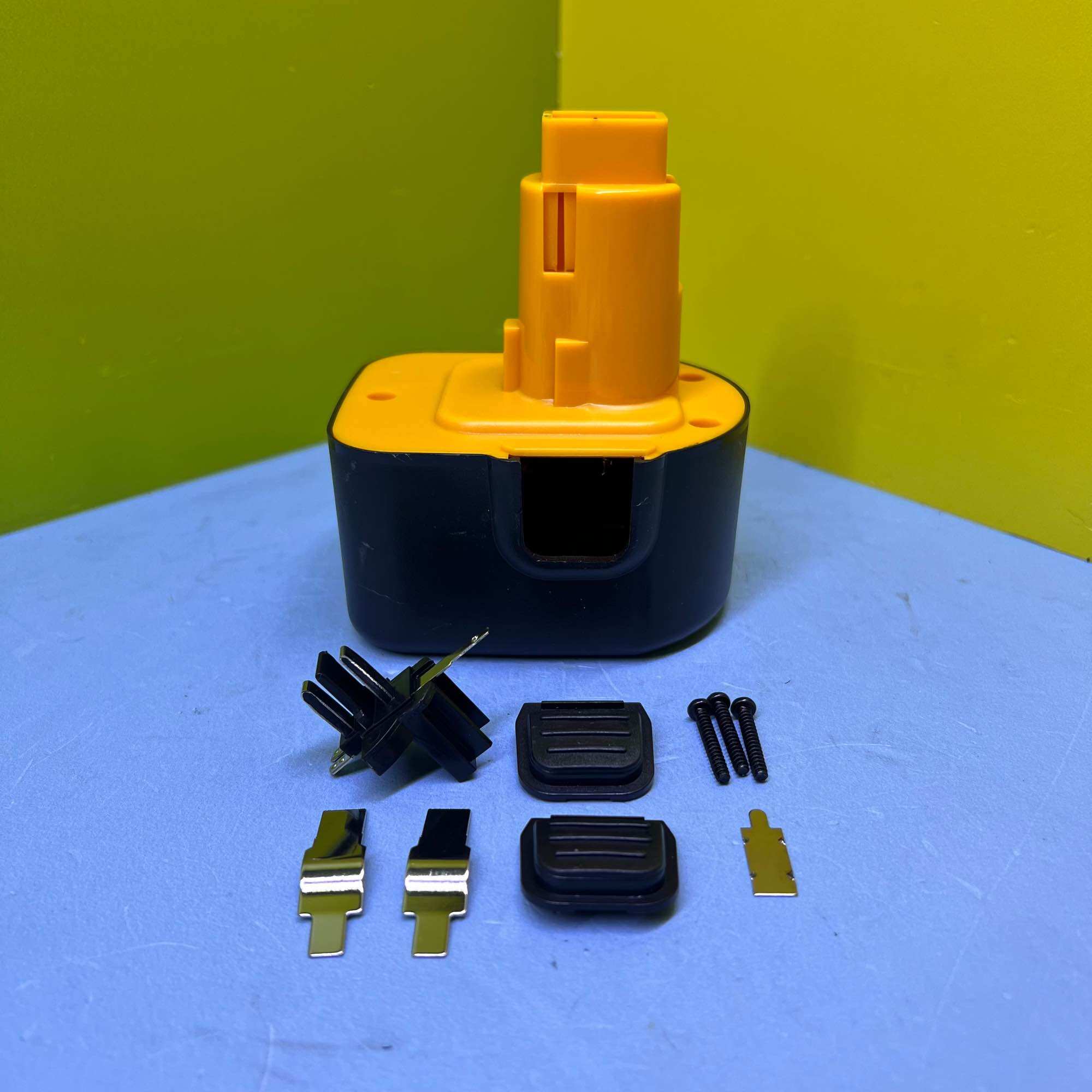 Vỏ pin dewalt hay black&decker 12v ( niken) chọt