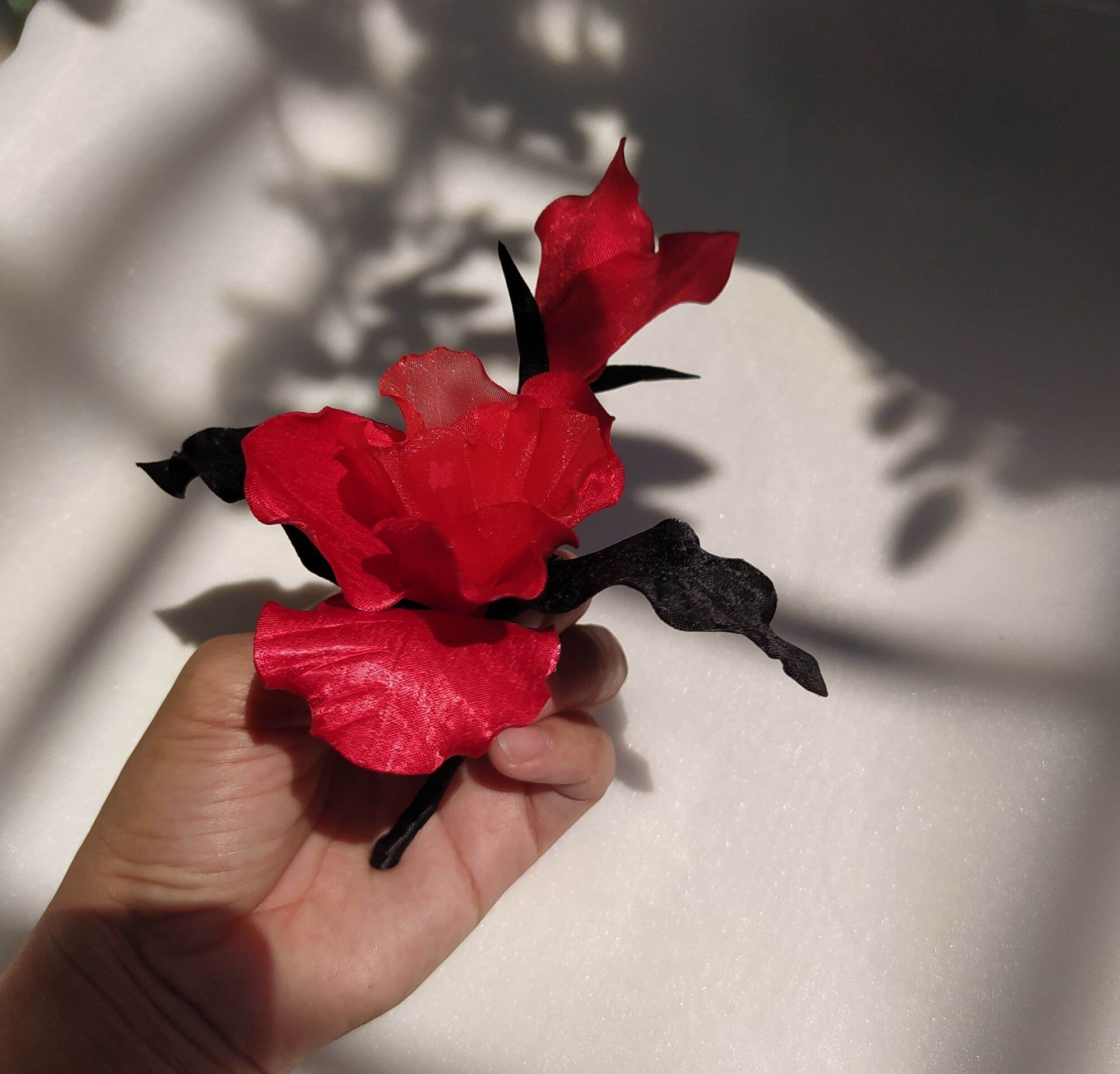 Hoa cài áo handmade Canto màu đỏ đen cao cấp
