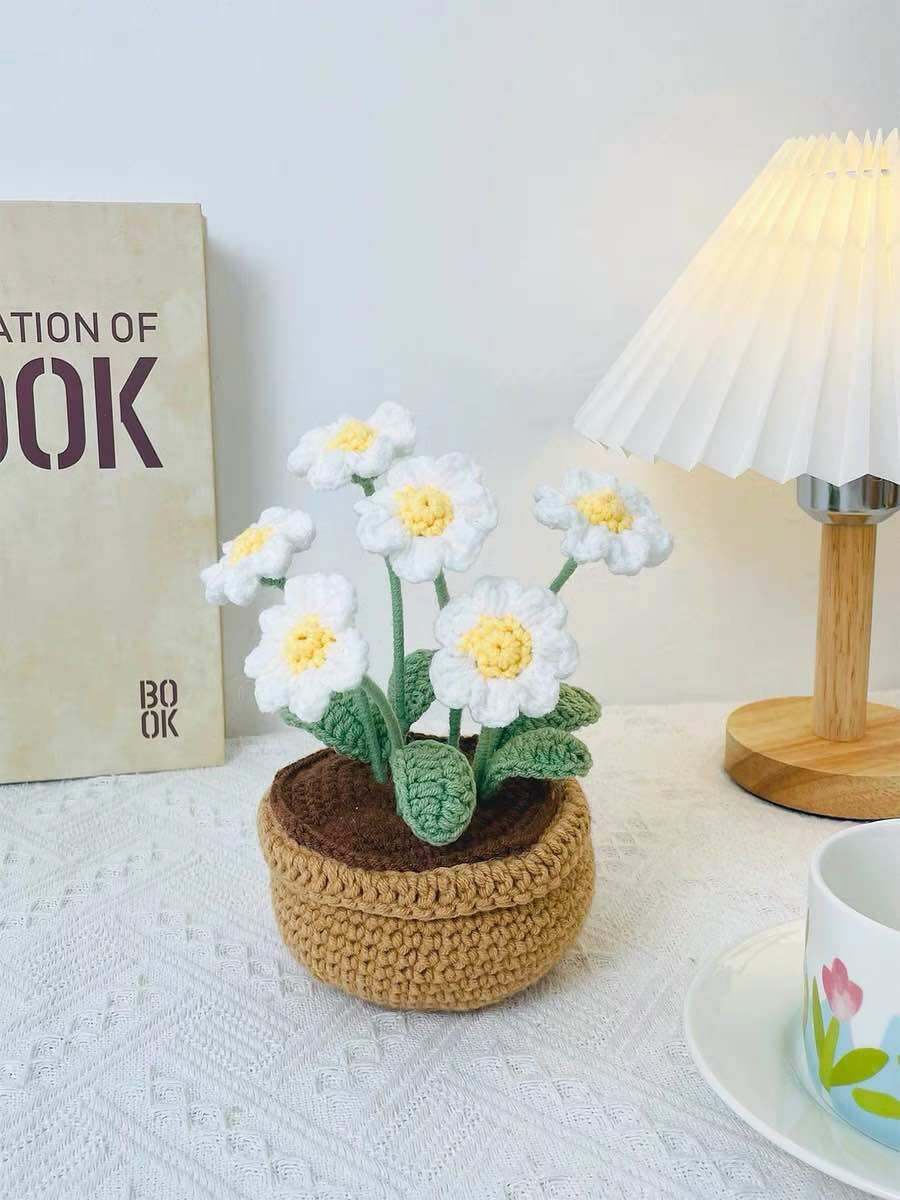 Chậu hoa mini bằng len trang trí bàn học