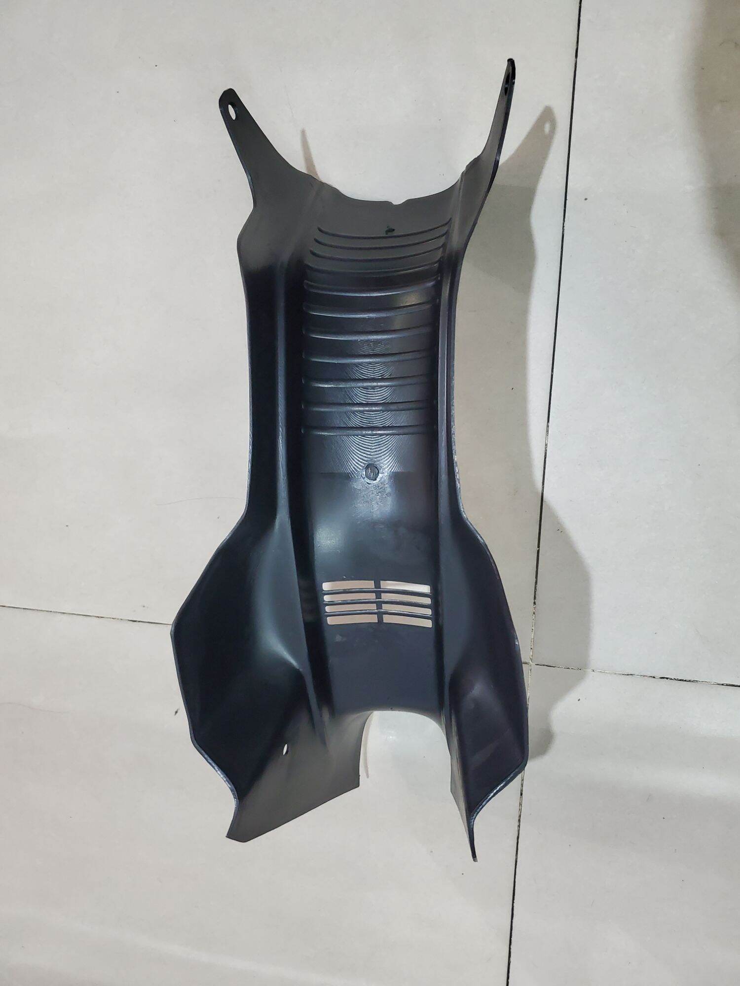 Yếm bửng xe cúp 81