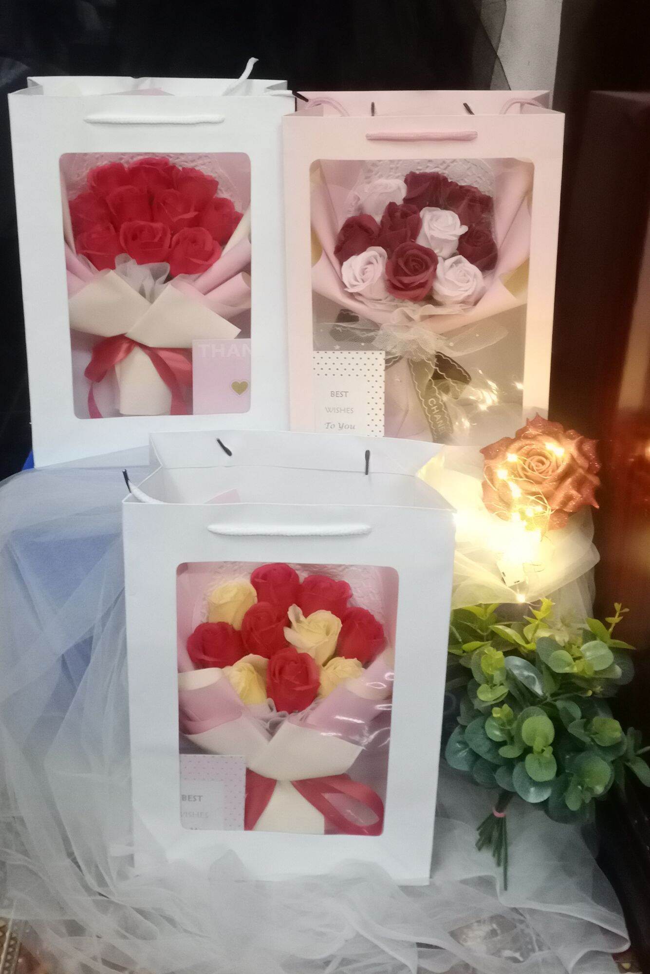 Bó hoa hồng sáp mix màu tặng túi và thiệp lịch sự