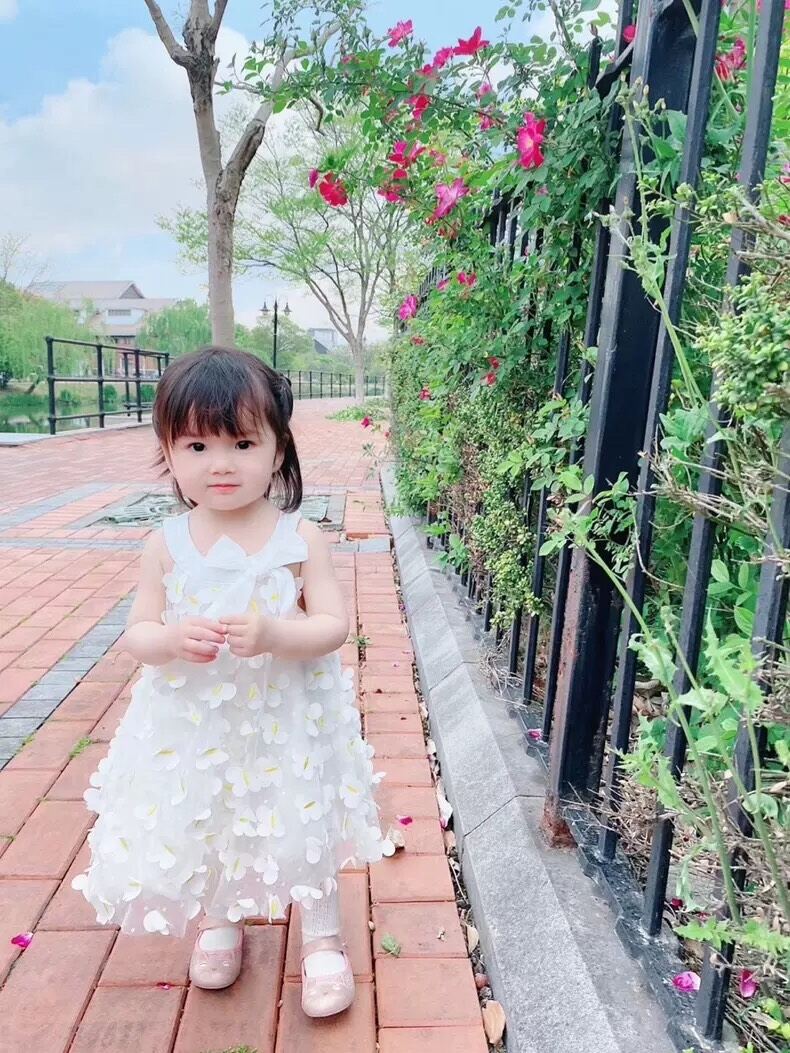 Váy hoa trắng 3D cho bé gái