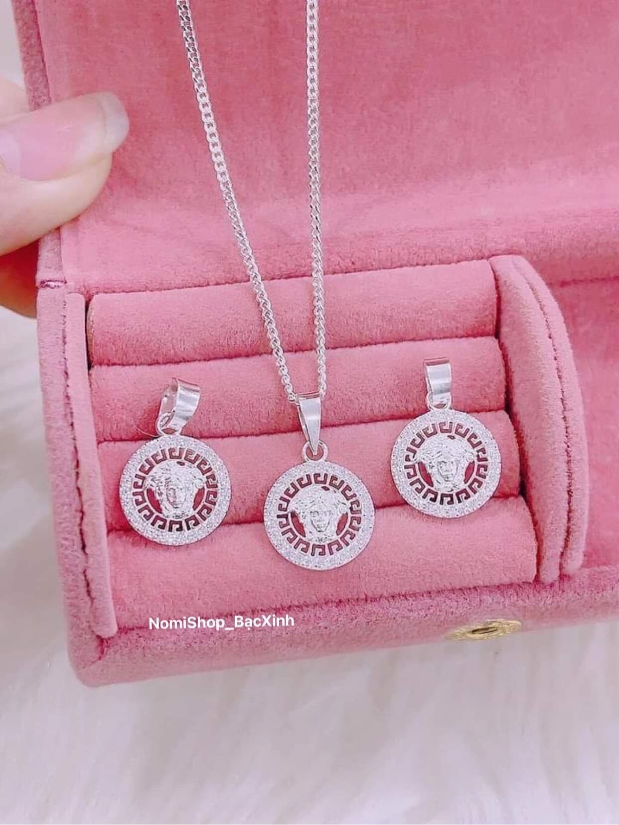 Dây chuyền mặt Versace bạc ta đẹp sang - NomiShop