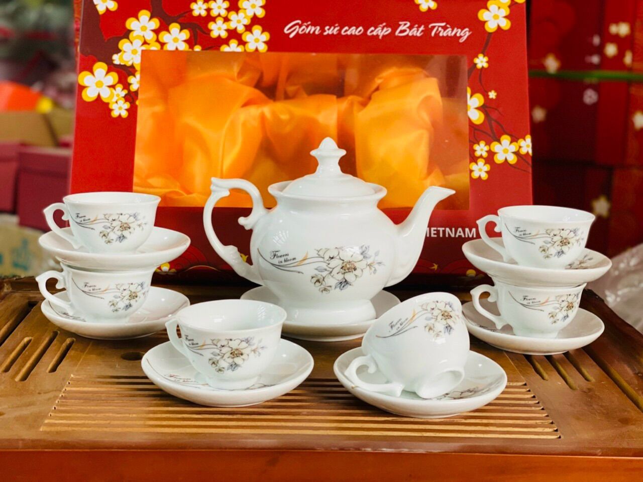 Bộ ấm trà gốm sứ Bát Tràng cao cấp.