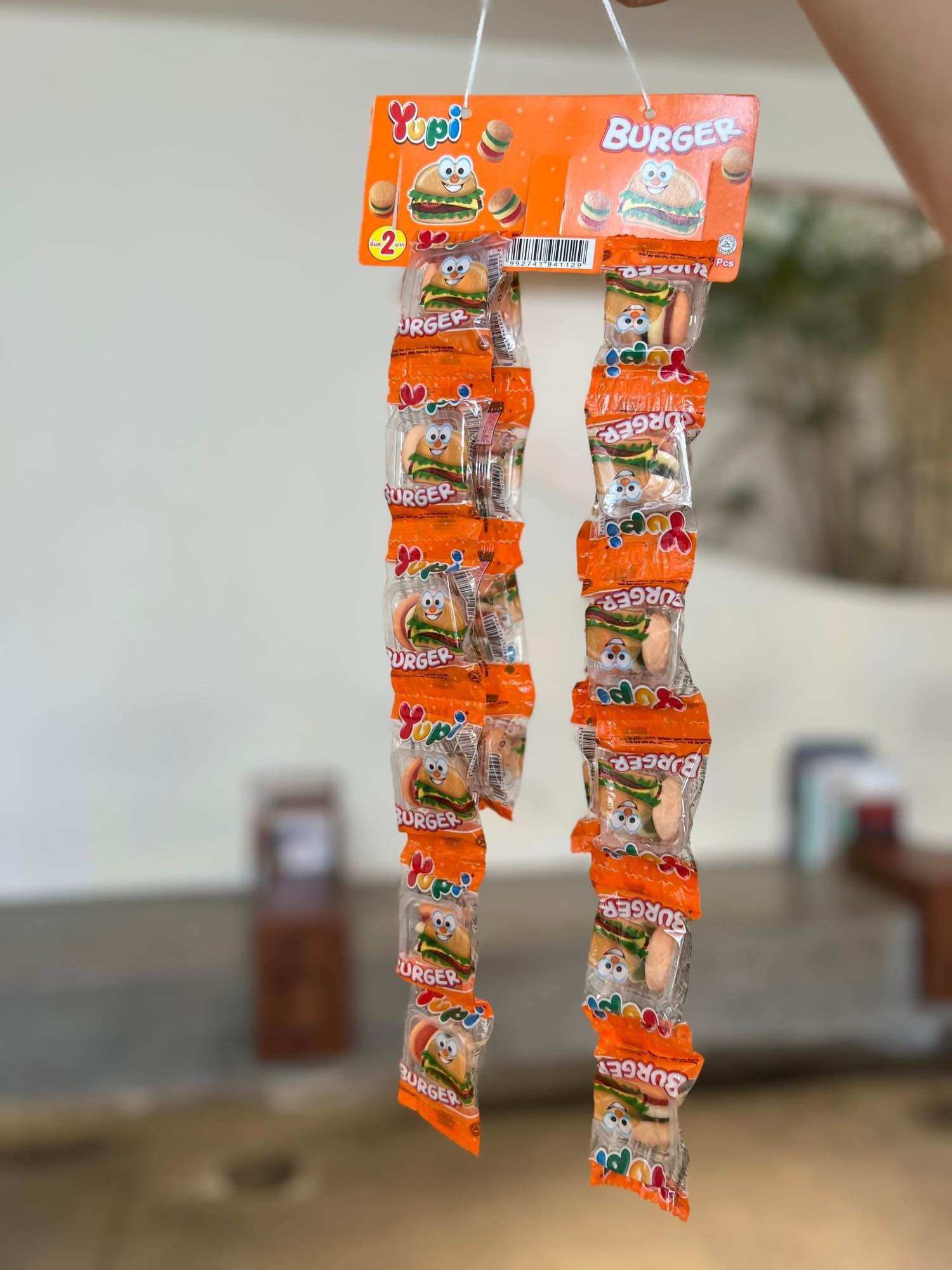 Kẹo dẻo Yupi mini burger 37k/ dây 20 cái