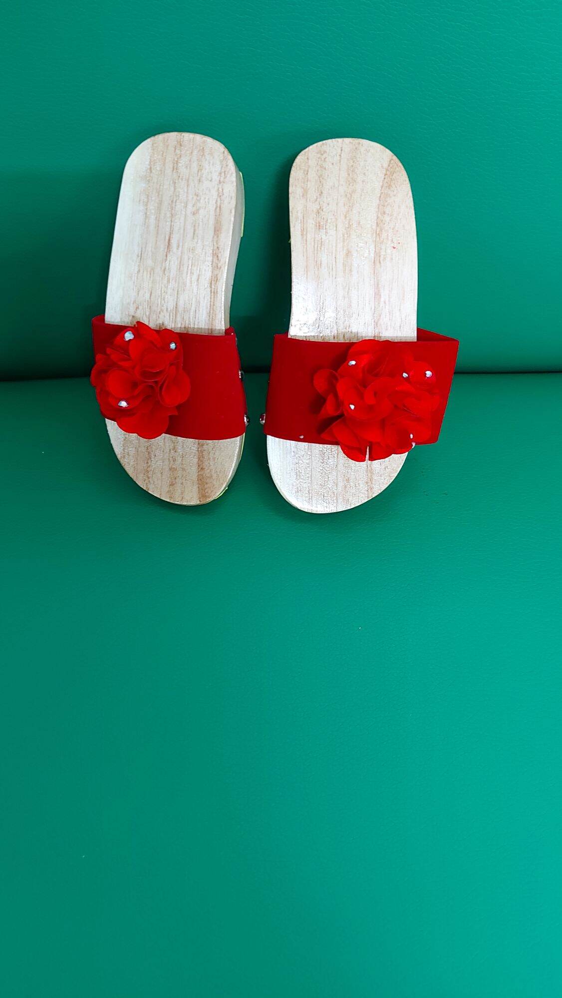 Guốc gổ nhung đỏ  hoa hồng cho bé