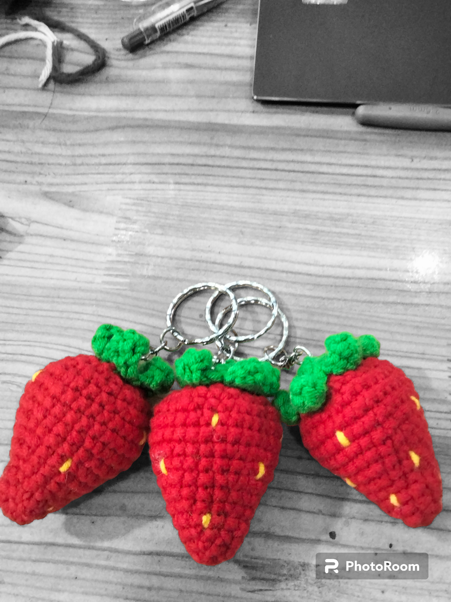 Móc khoá trái dâu 🍓 bằng len handmade.
