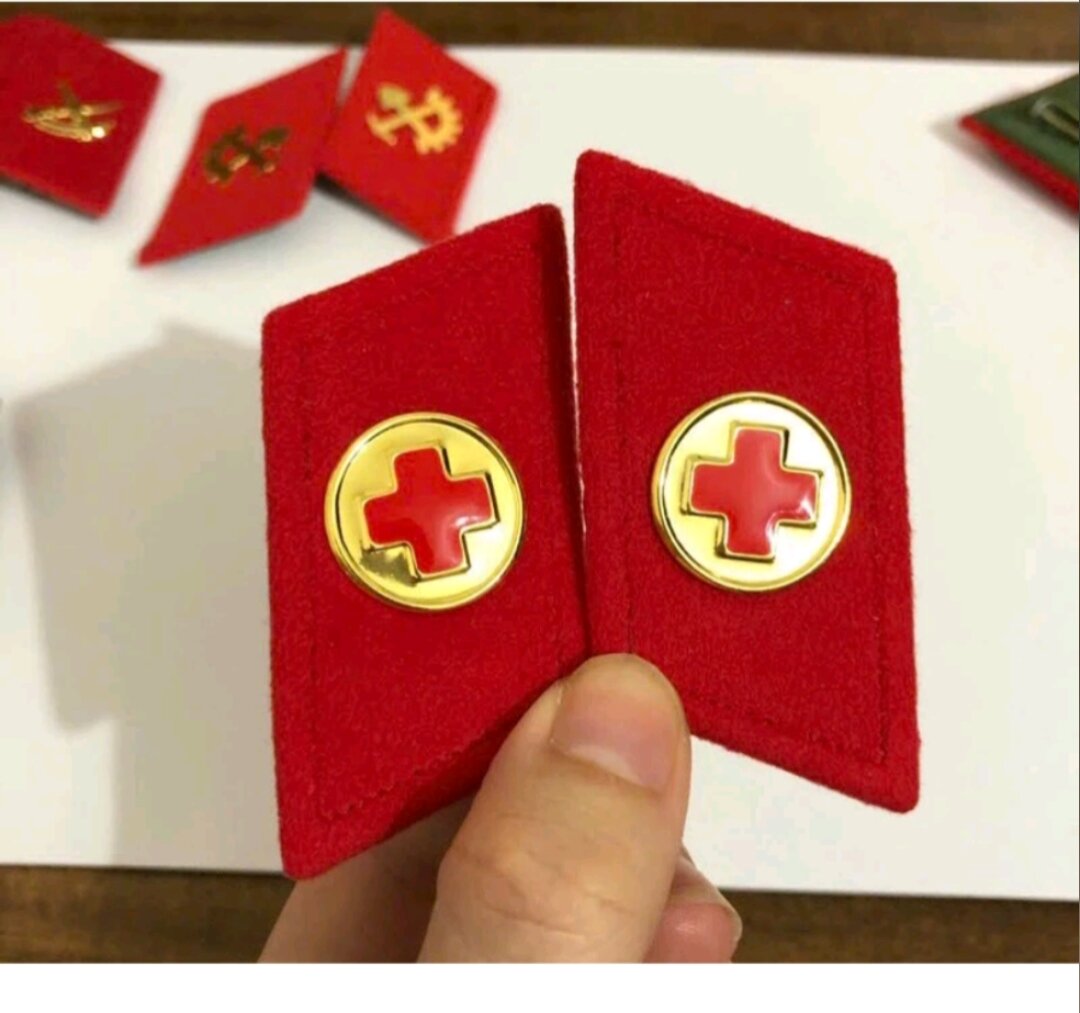 Tiết đỏ gắn sẵn phù hiệu