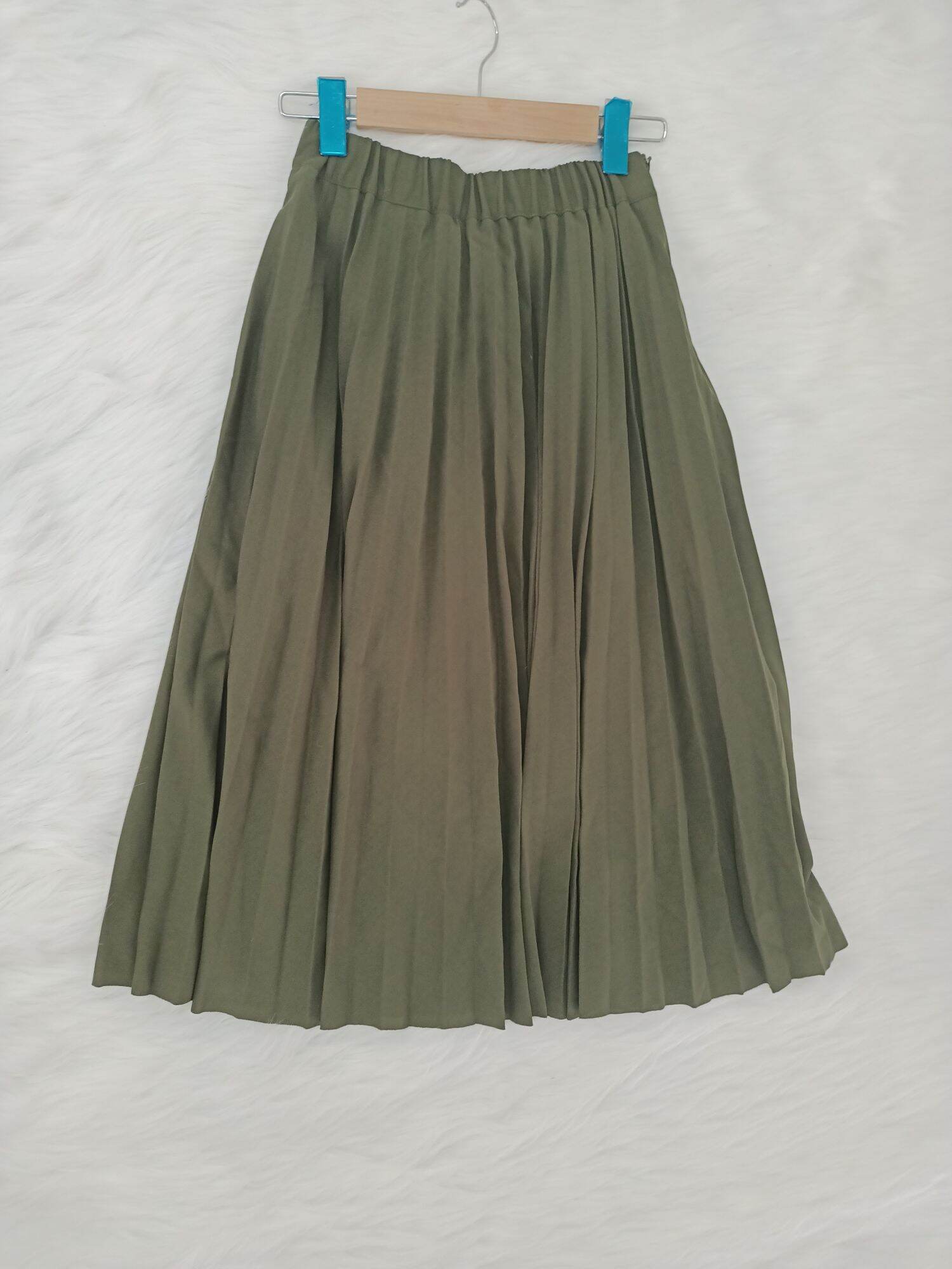 Chân váy xếp ly màu rêu size S, có lưng chun