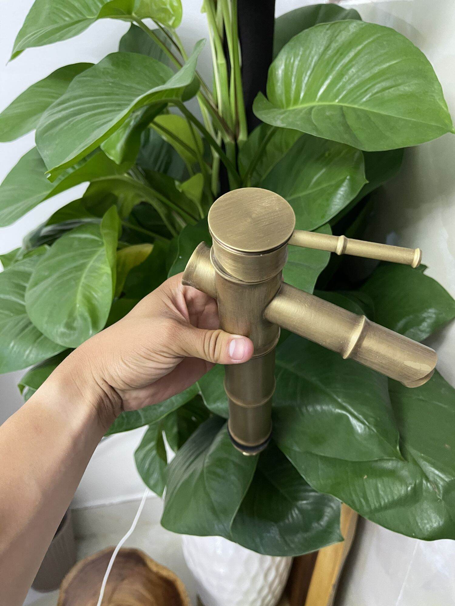 Vòi lavabo cổ điển nóng lạnh ( giảm giá gốc)