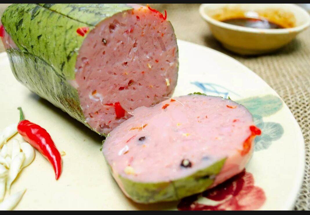 1 cây nem chua đặc sản bình định( 1 cây 450 gram luon lá)