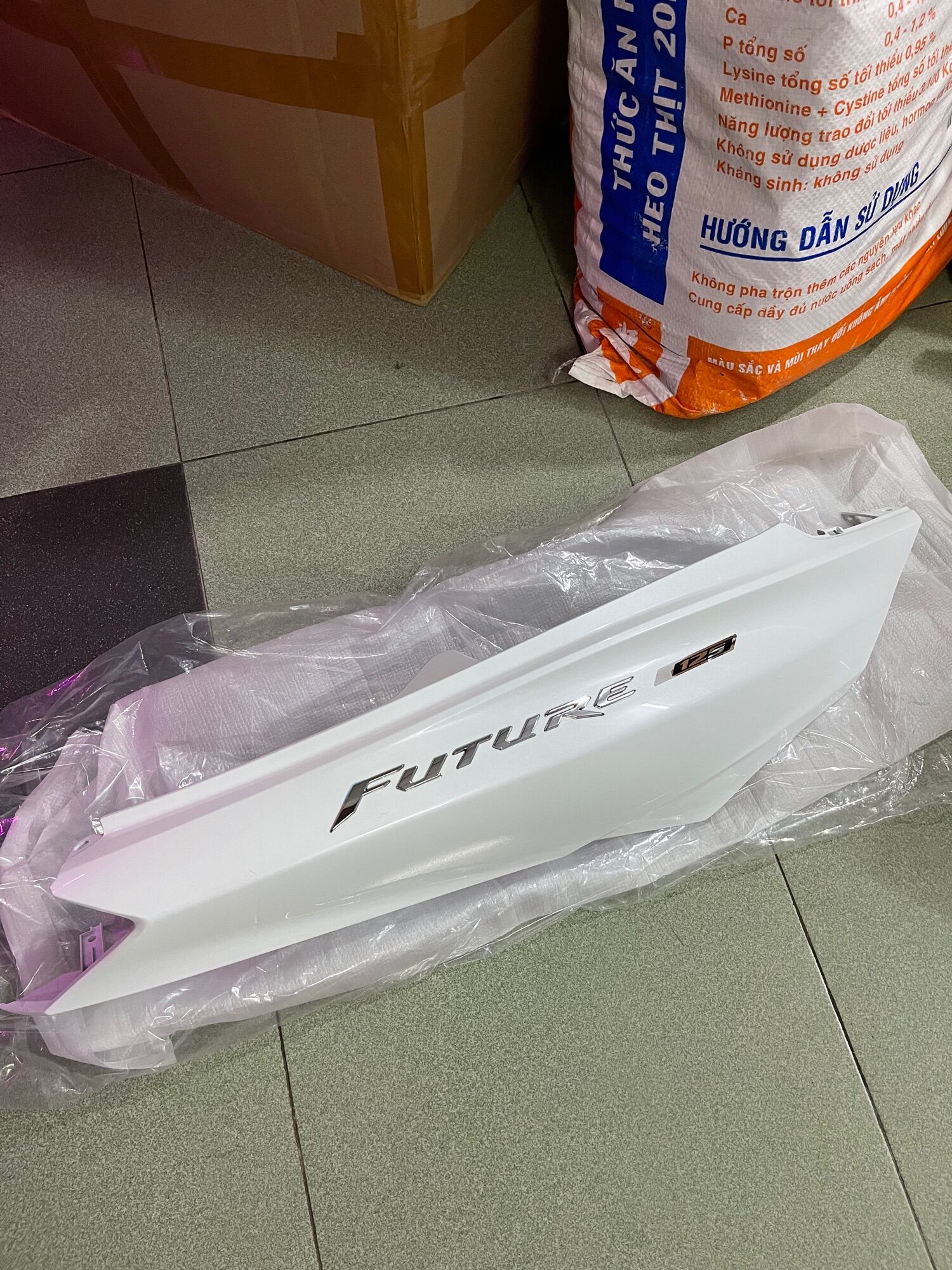 Ốp sườn Future Led màu trắng bên Phải