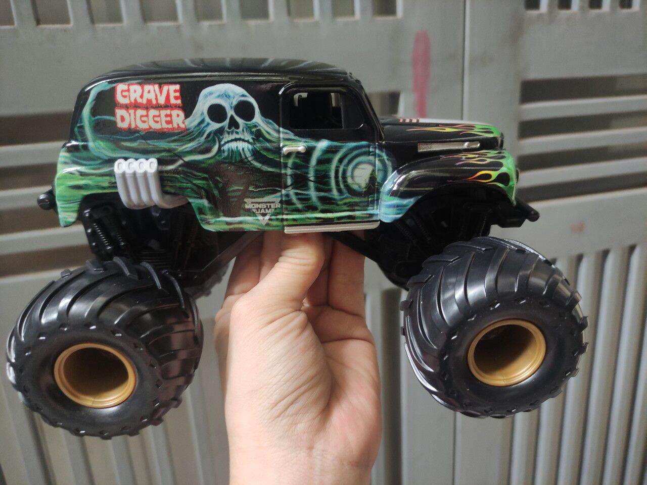 Xe Monster Jam cá mập Megalodon tỉ lệ 1:24 mới về