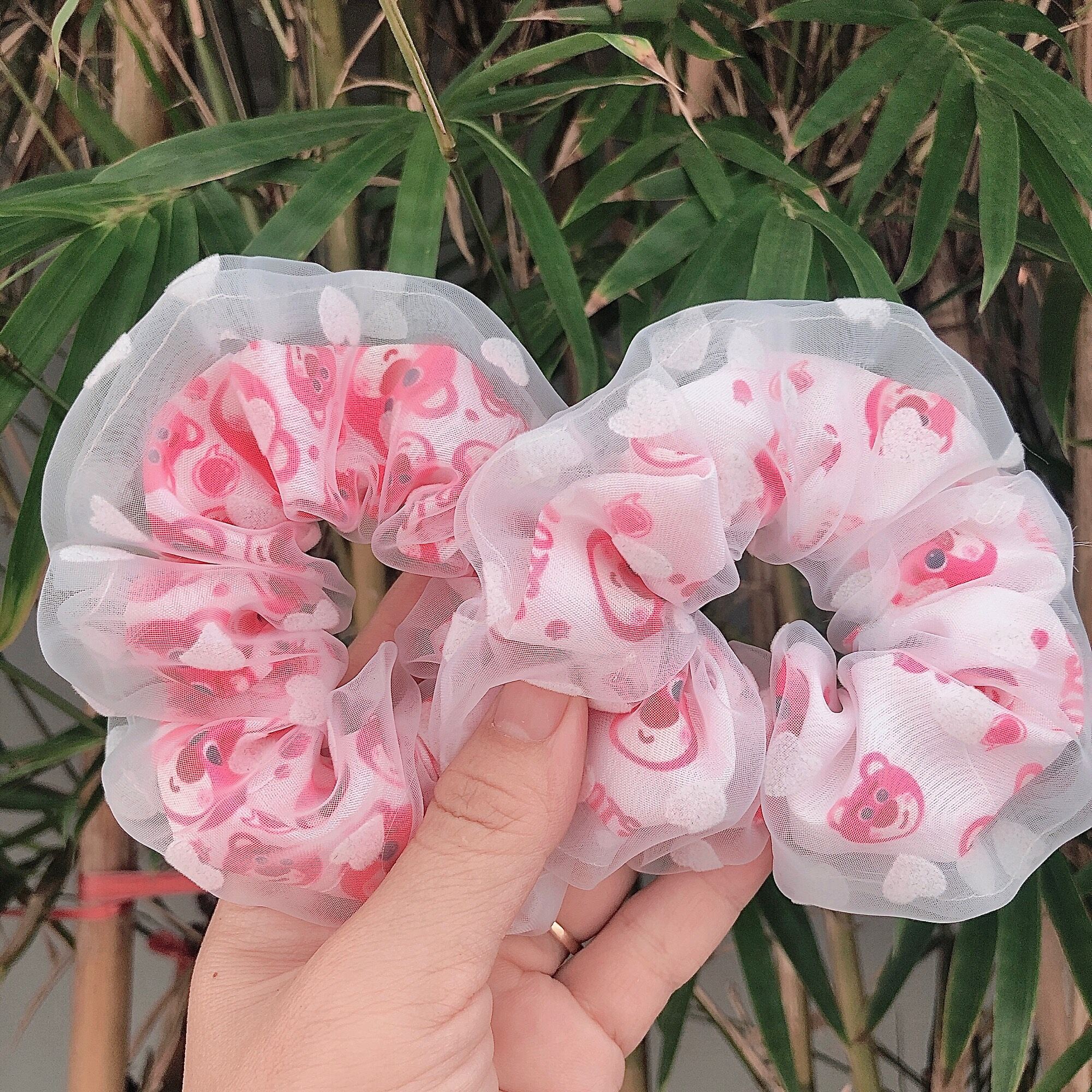 Cột tóc voan gấu dâu