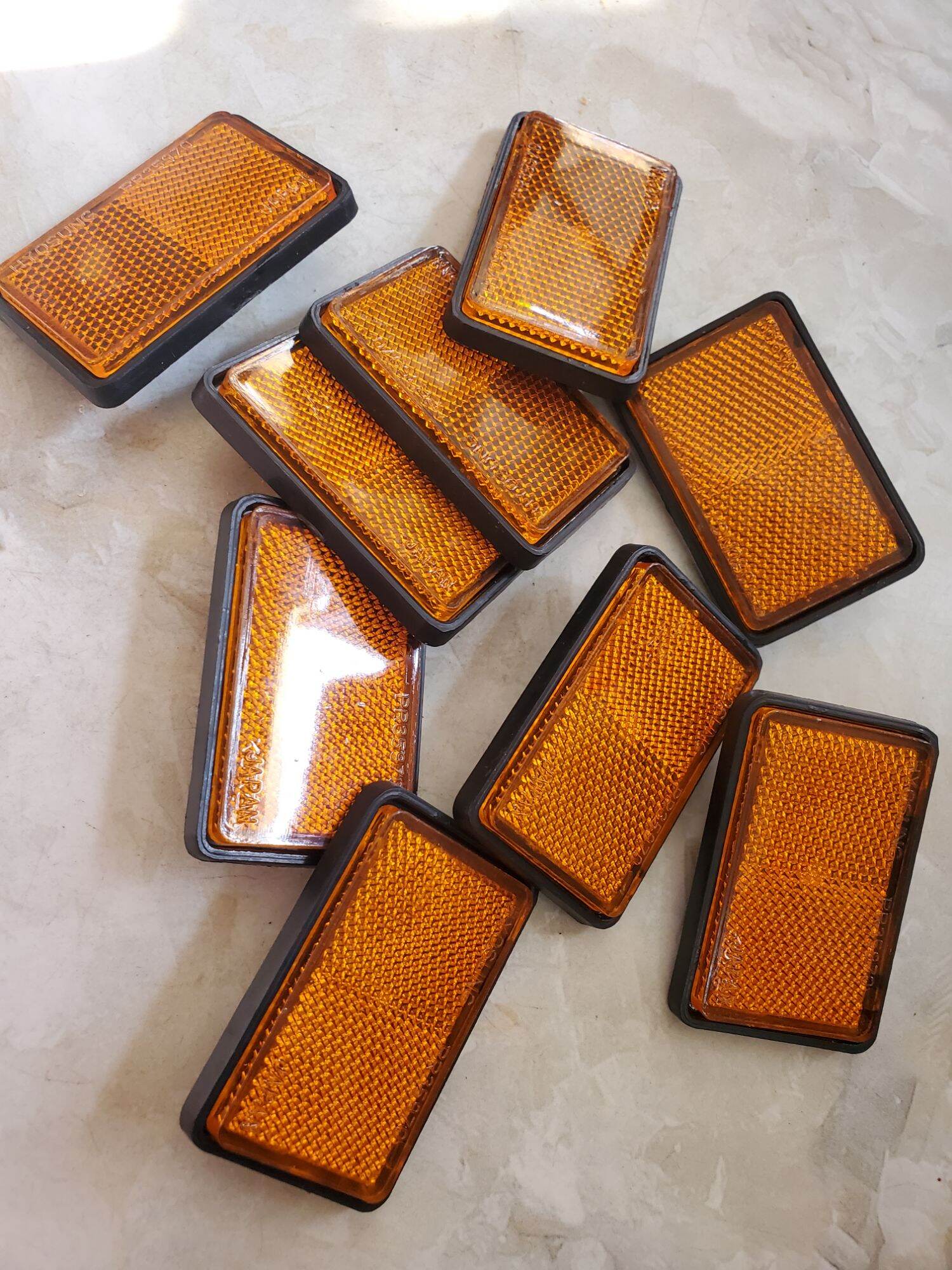 Cặp mắt mèo phản quang xe Max ( gắn 2 bên cóp ).