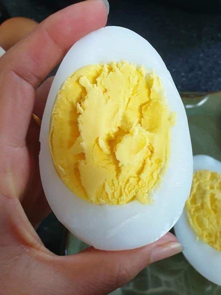 01 trứng ngỗng nhà nuôi ăn lúa