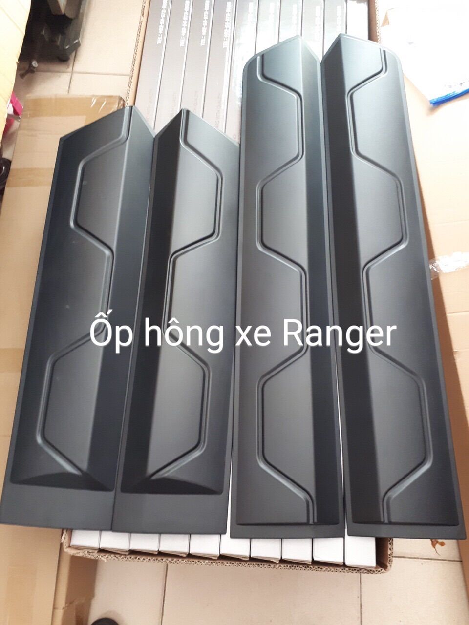 Trang trí ốp lườn hông / màu đen cho xe ford ranger 2012-2022