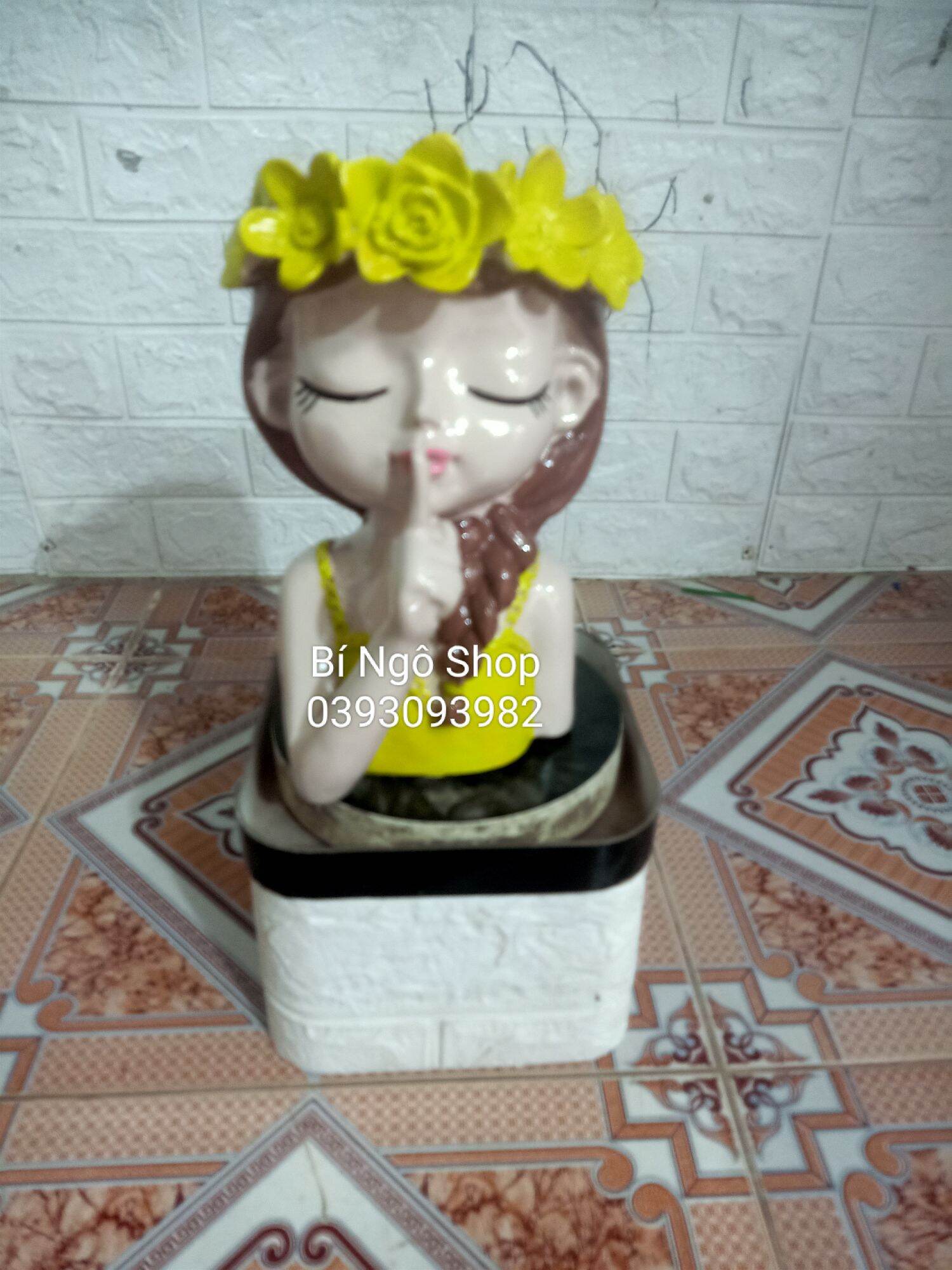 Bình hoa composite cô gái Tết tóc cao 27cm
