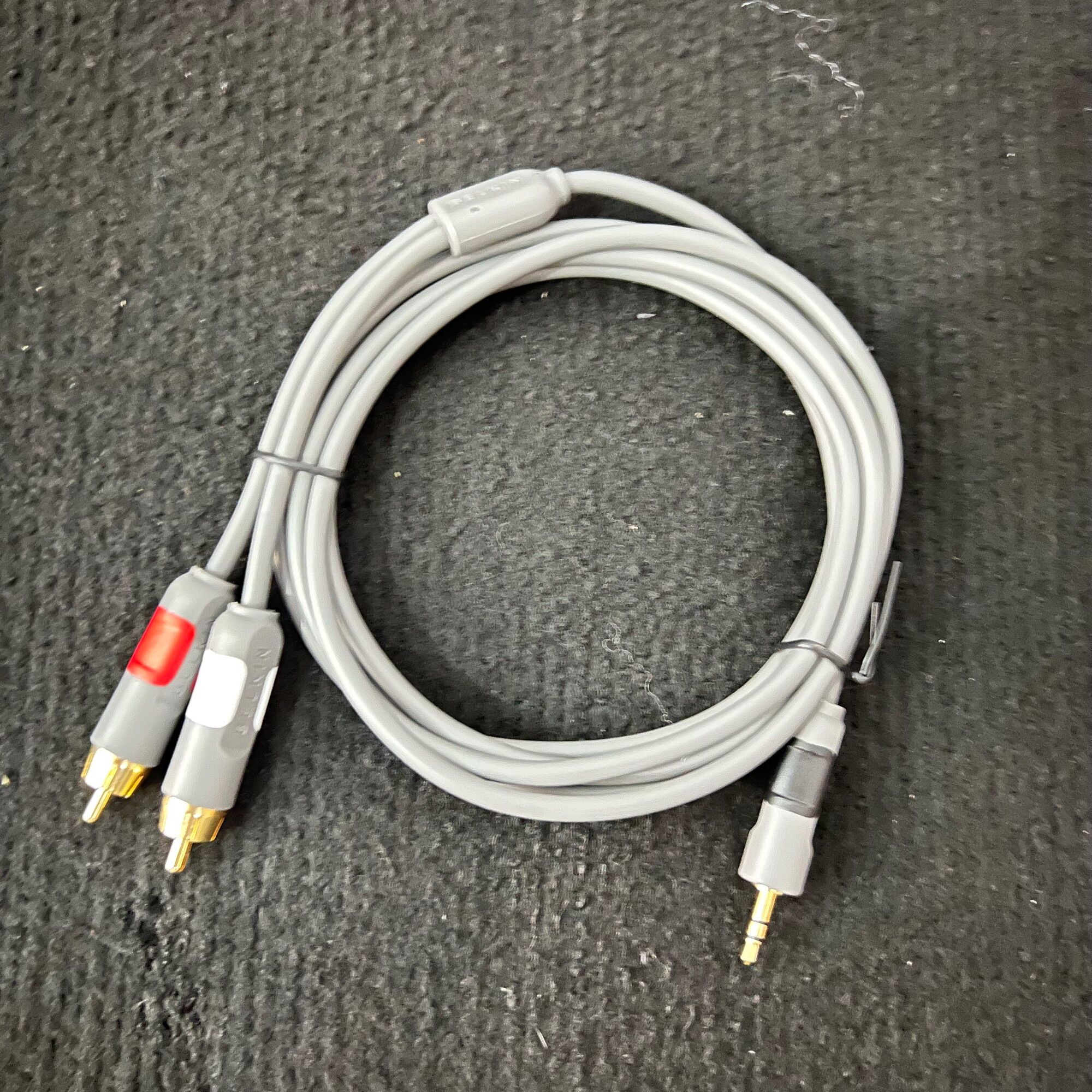 Dây 3.5 ra AV Belkin của Đức
