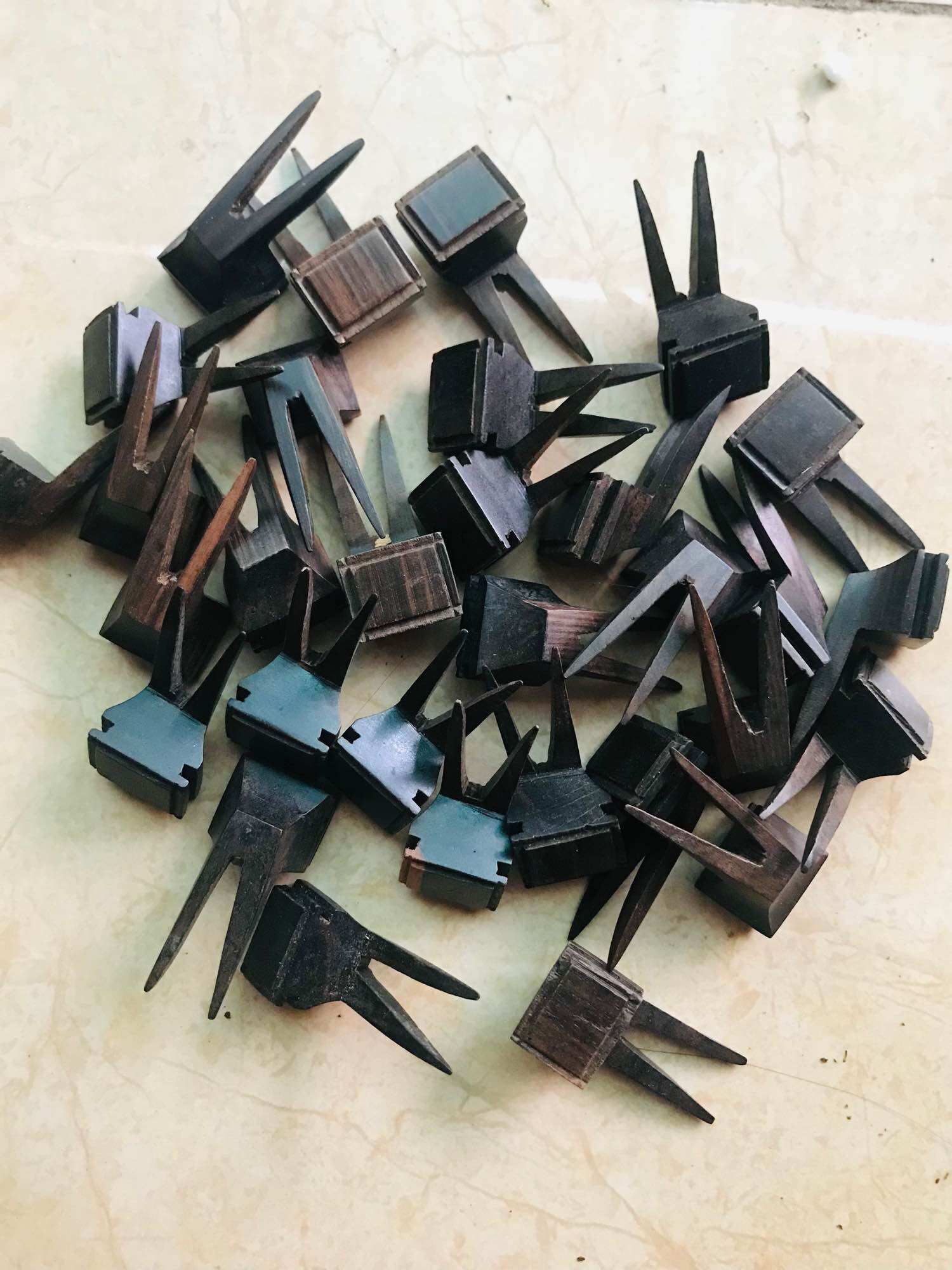 Xiên chuối gỗ mun cho chim ăn