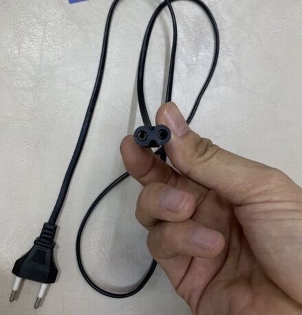 dây sạc tông đơ là phần dây một đầu được cắm vào ổ điện một đầu cắm vào tông đơ, dây được thay thế cho phần dây bị hỏng