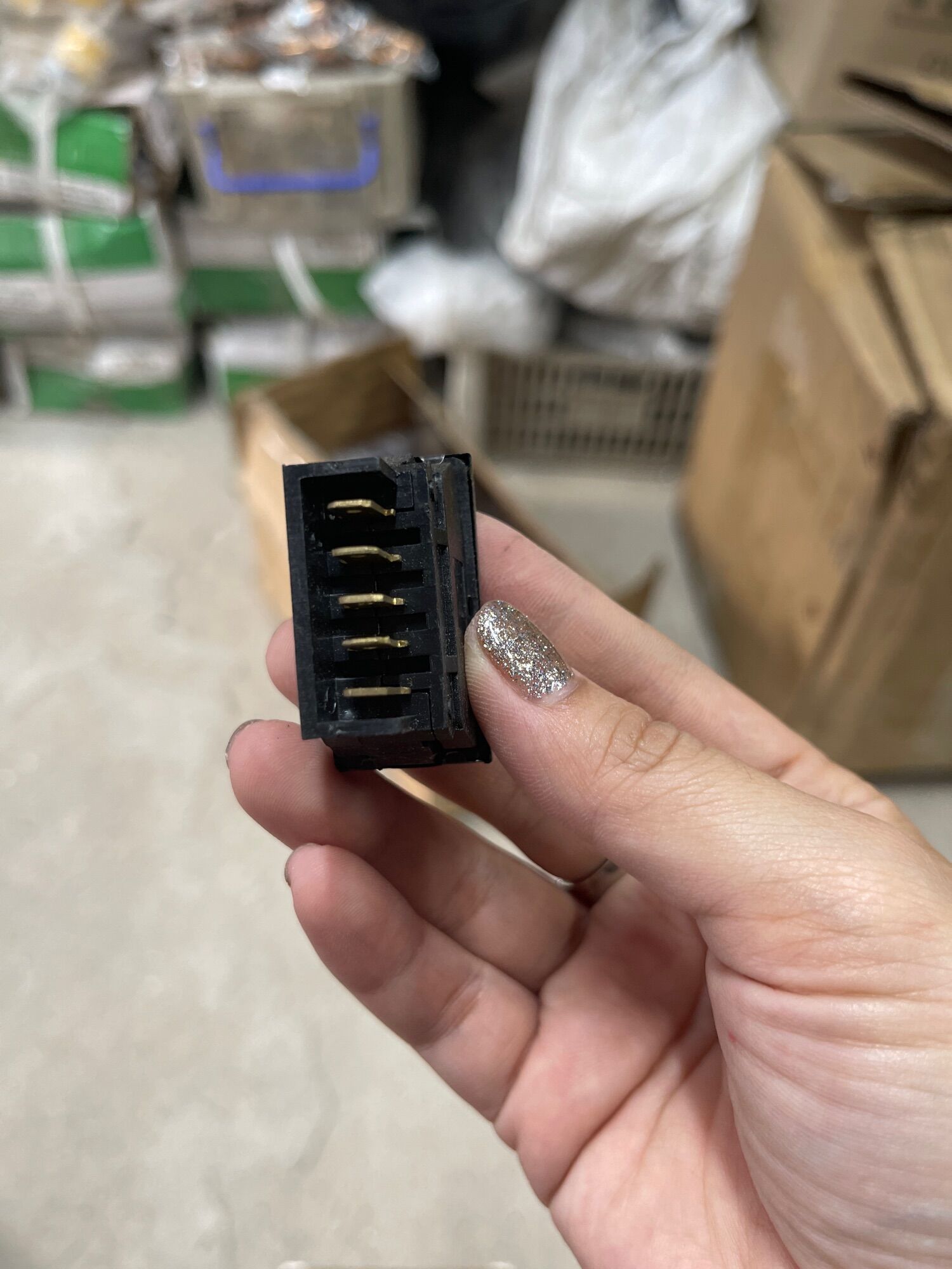 công tắc nâng hạ kính xe hơi