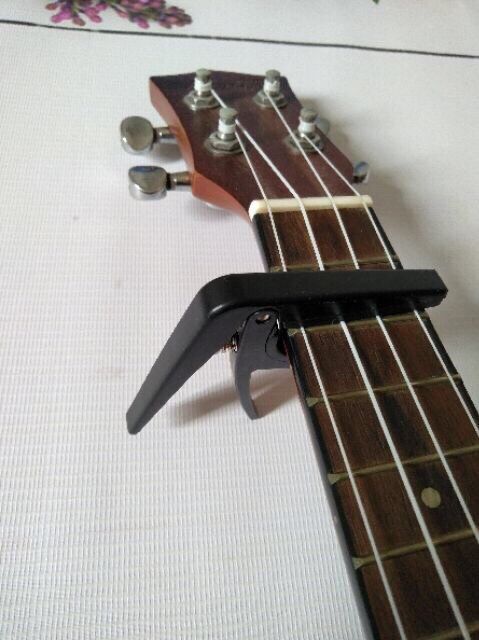 Capo đàn ukulele