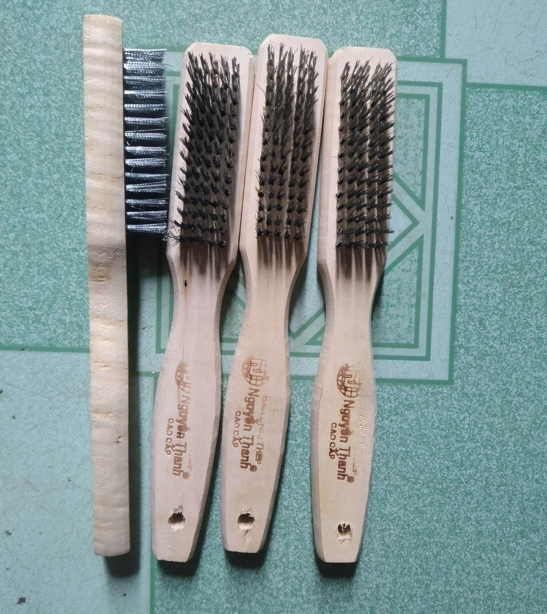 1 cái bàn chải cước vệ sinh rong rêu, chà gỉ sét, vệ sinh máy móc, vĩ nướng thịt... - 2