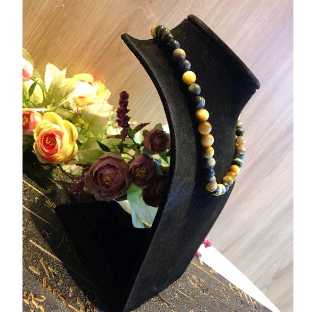 Cổ nhung trưng bày vòng cổ