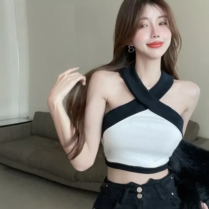 Áo croptop cổ yếm phối viền