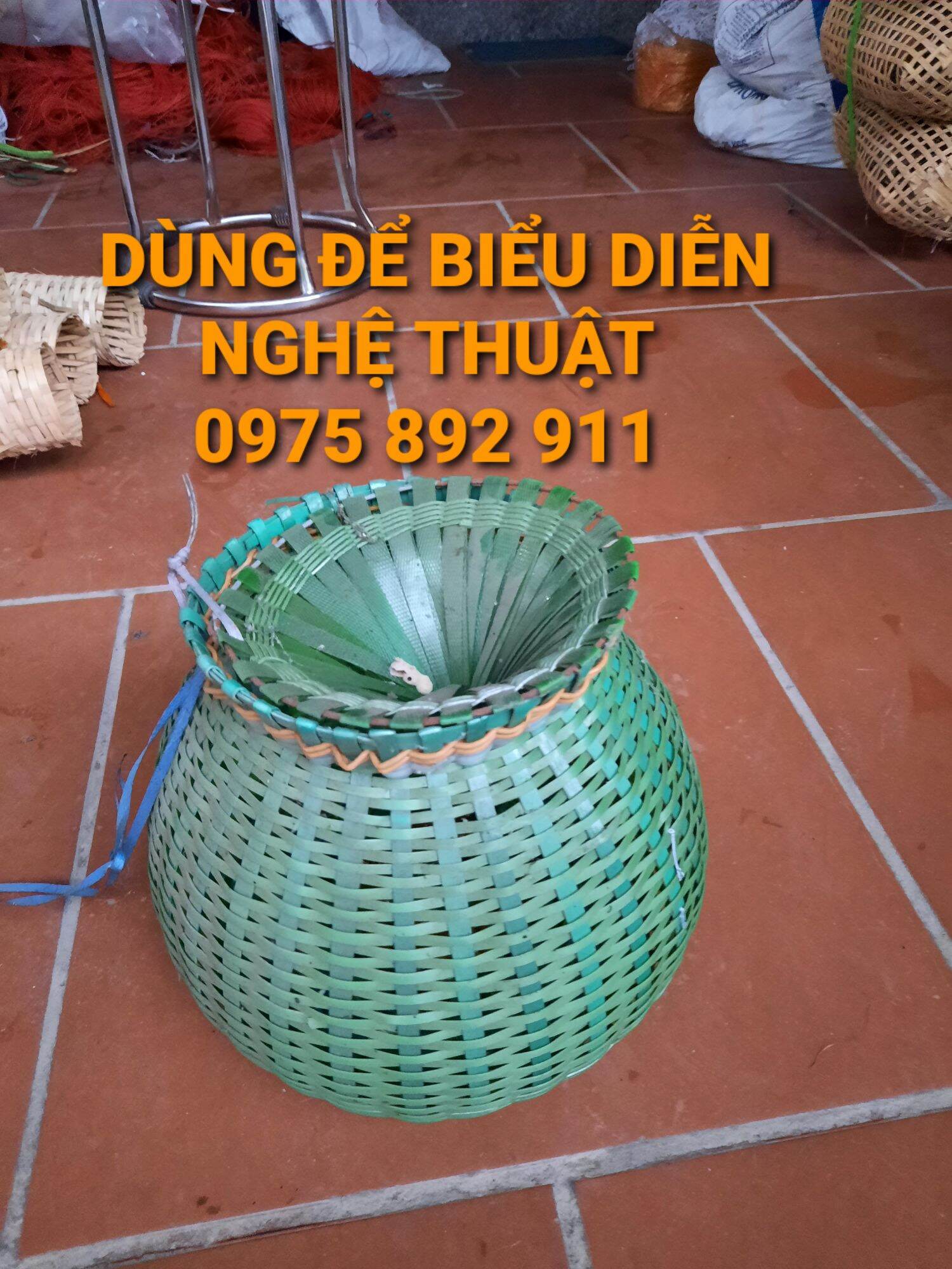 dỏ đựng tôm cua cá , đi biểu diễn nghệ thuật