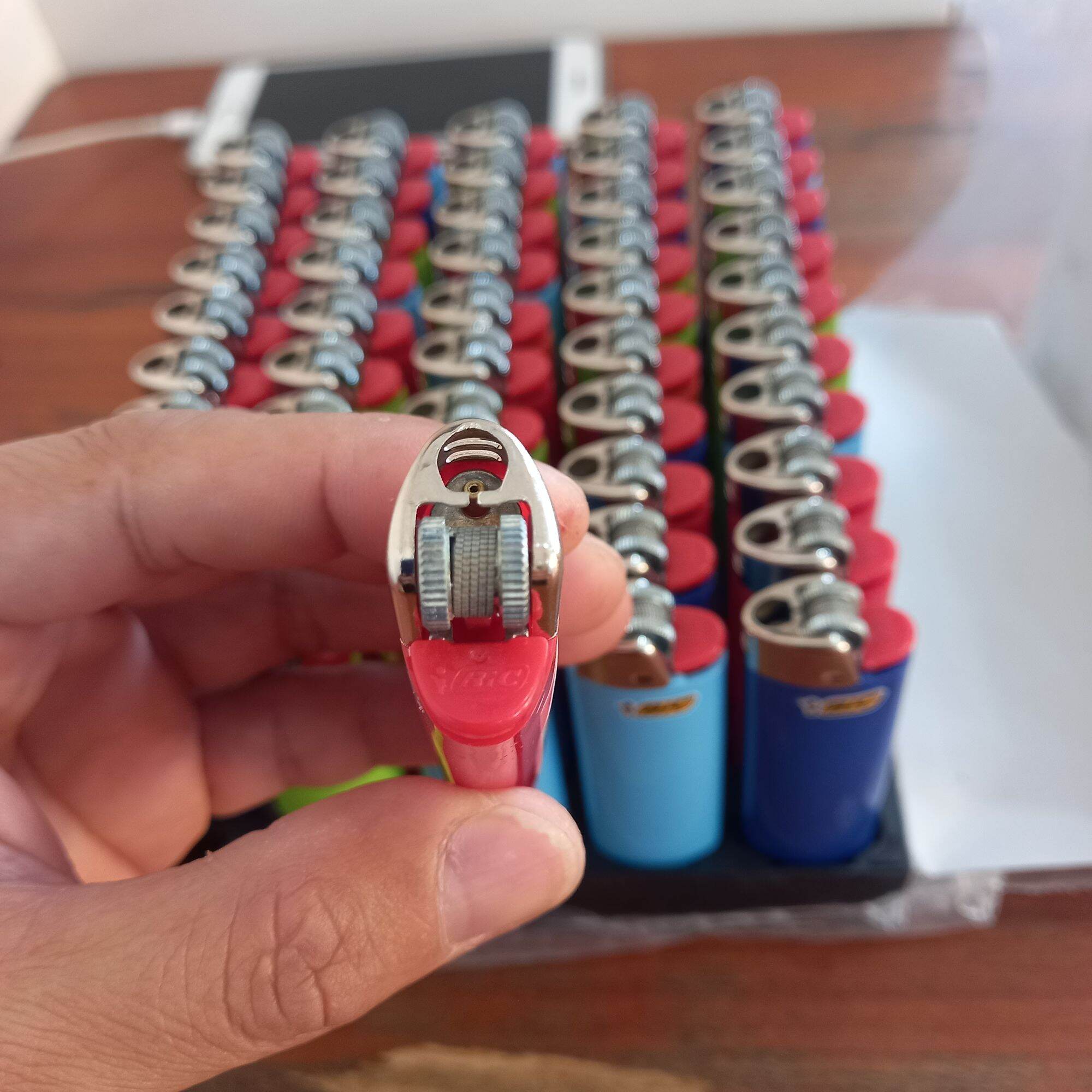 Bật lửa hộp quẹt Bic J6 cam kết chính hãng 100%