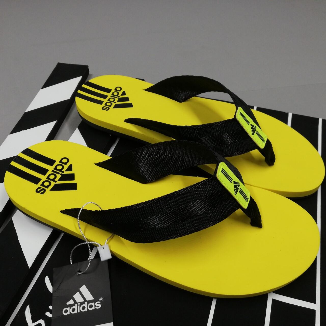 Dép kẹp xỏ ngón adidas màu vàng quai đen