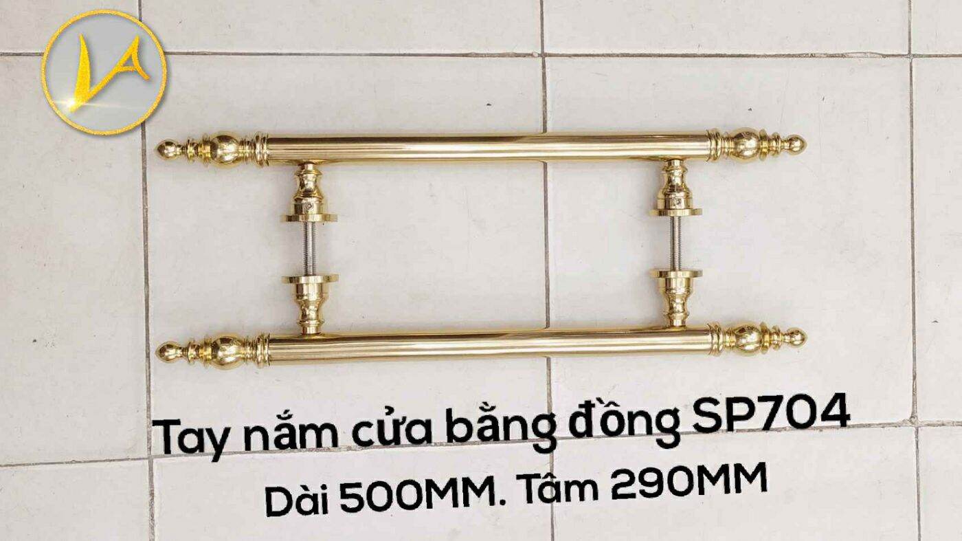 Tay nắm cửa bằng đồng đặc đã được mạ vàng 24kara chống bay bạc. Dài tay 50cm. Tâm 29cm. Đường kính 22cm. Nặng 2.8kg/ vòng/ 2 tay nắm cho 2 bên trong và ngoài của 1 cánh cửa