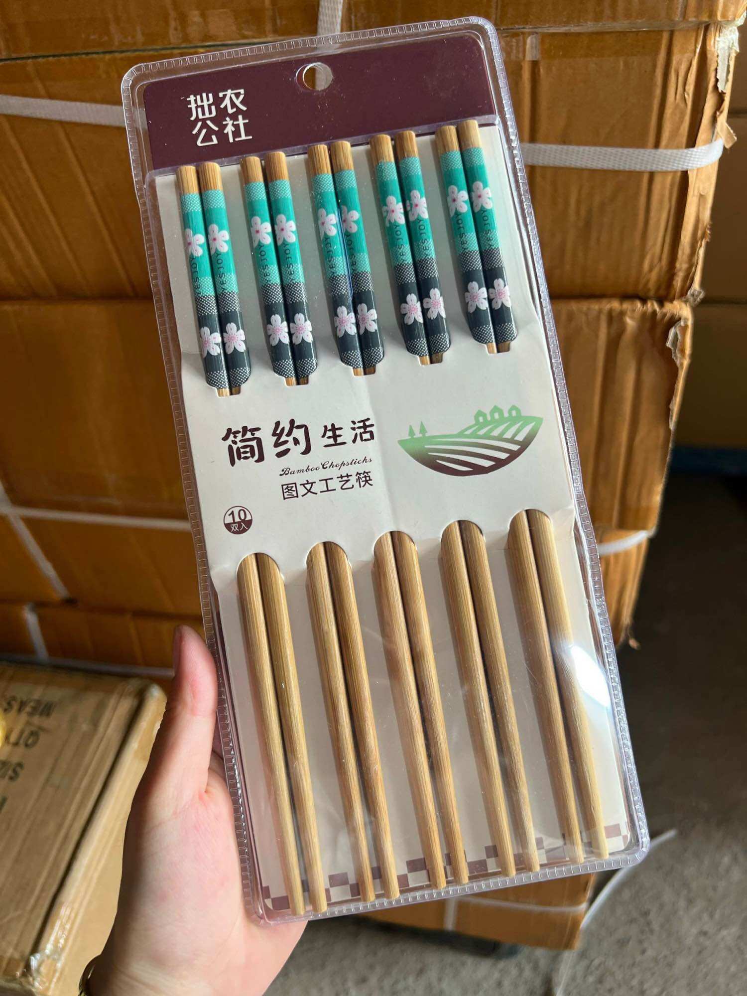 Hộp 10 đôi đũa tre ăn cơm, có hoa văn.
