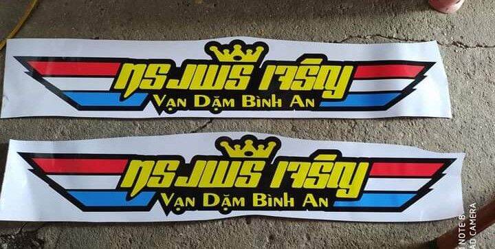Tem vạn dặm bình an thái mẫu mới. Tem decal chữ Vạn Dặm Bình An dán xe tải, xe ben. Tem chữ Vạn dặm bình an thái dán xe