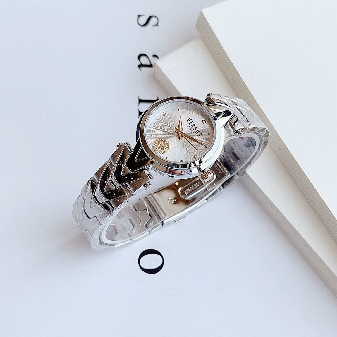 Đồng hồ nữ Versus, size 30mm