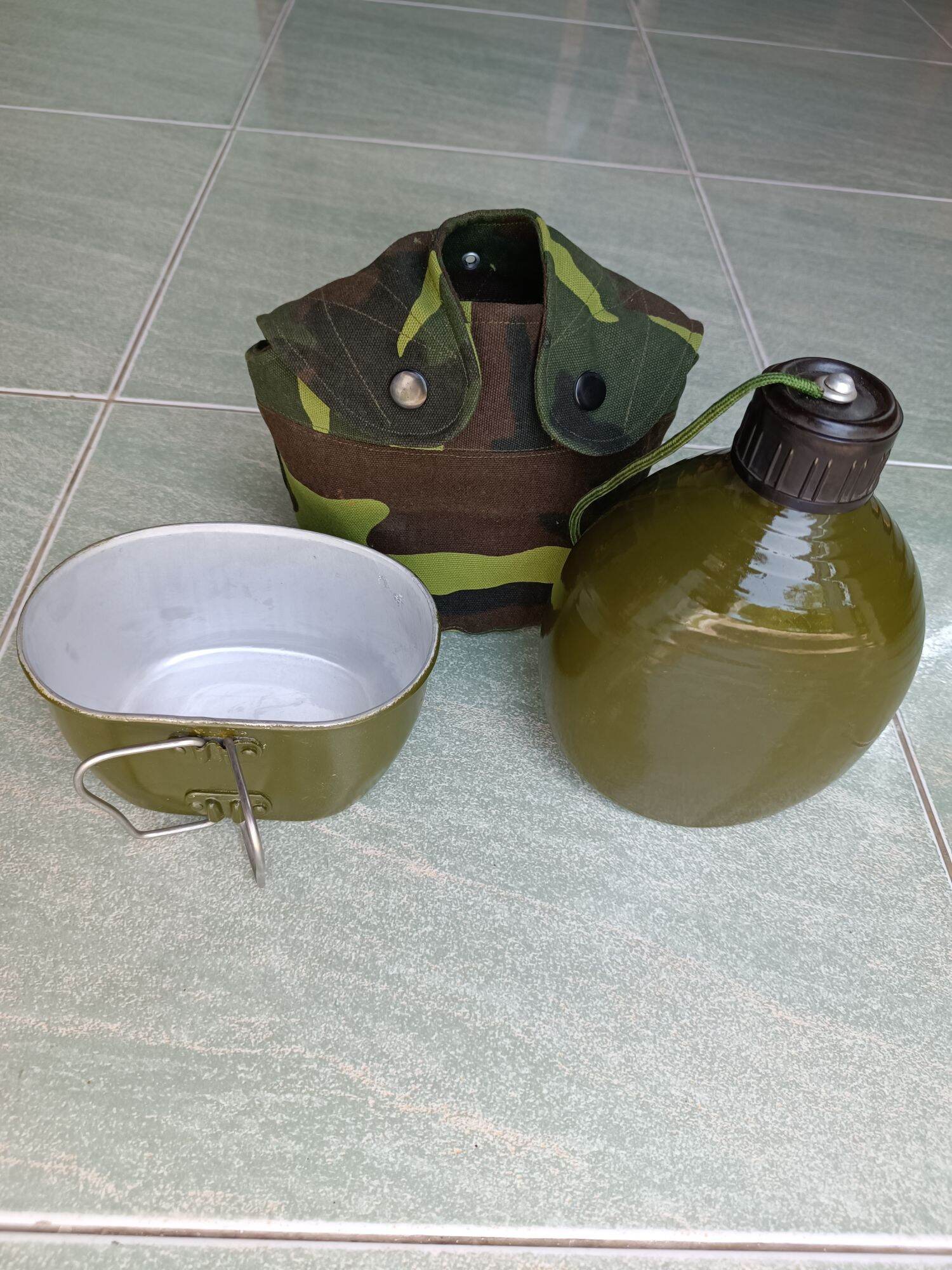 Bi đông đựng nước có ca và túi đựng
