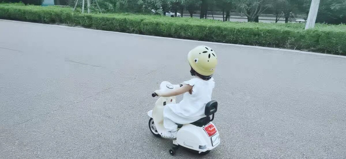 Xe máy điện Vespa vintage cho bé