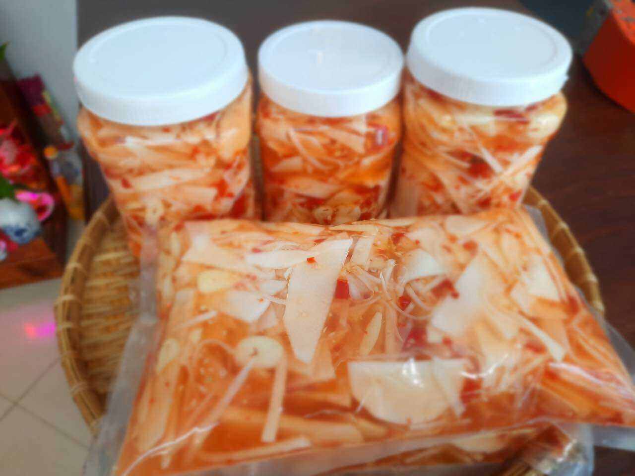 Măng ngâm tỏi ớt (hộp 1kg gồm nước ngâm)