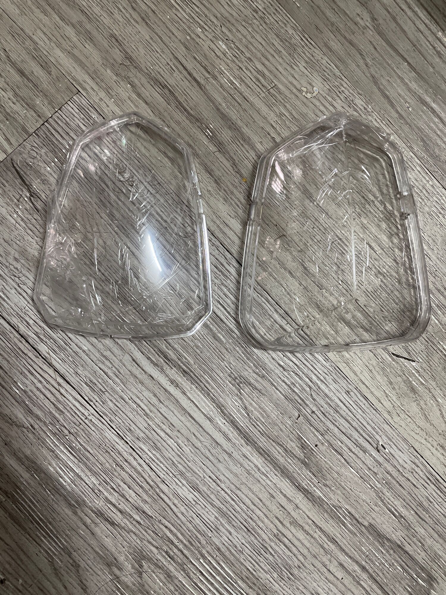 Kính đèn pha xe cấp