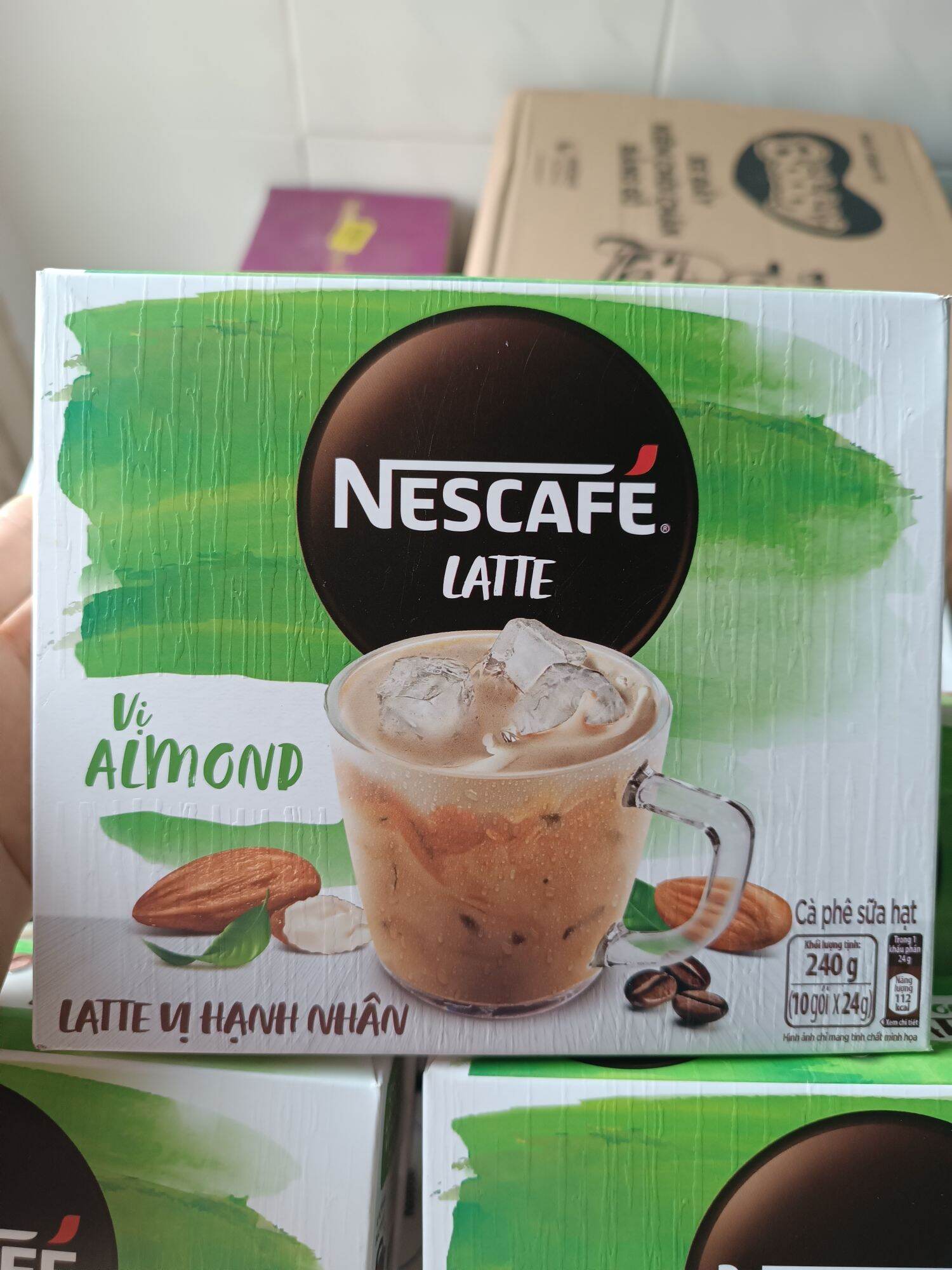 Cà phê hòa tan Nescafé Latte sữa hạt vị sôcôla _vị hạnh nhân_ hạt phỉ (Hộp 10 gói x 24g) date mới