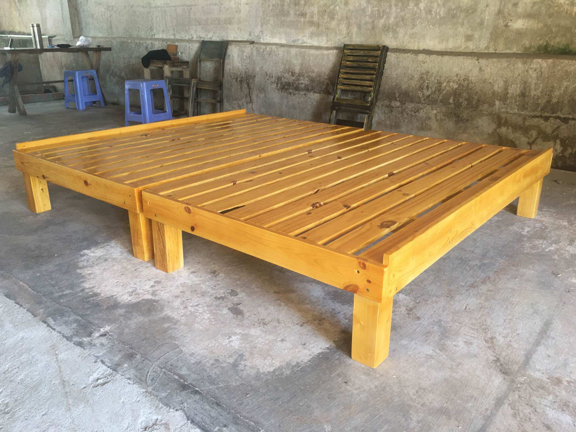 Giường Pallet gỗ thông chân cao 30cm