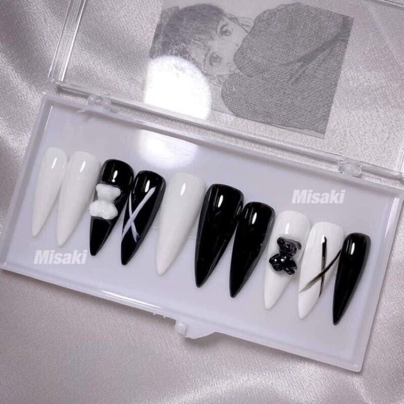 Nailbox mẫu nhọn đen trắng