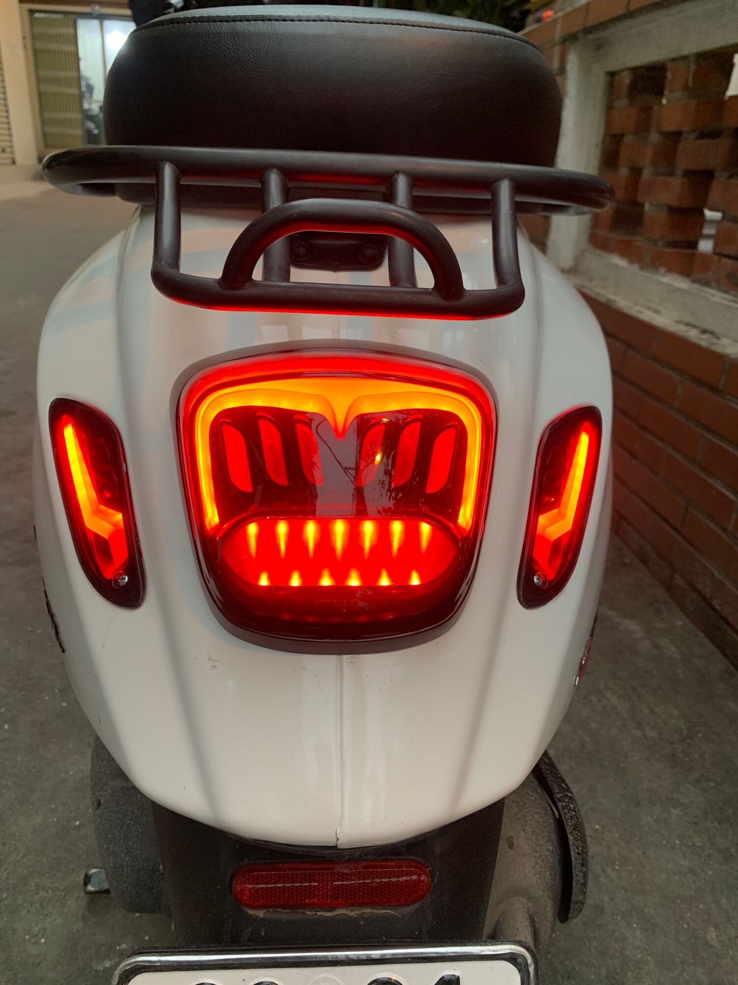 Hậu led kiểu LV10 vespa sprint primavera