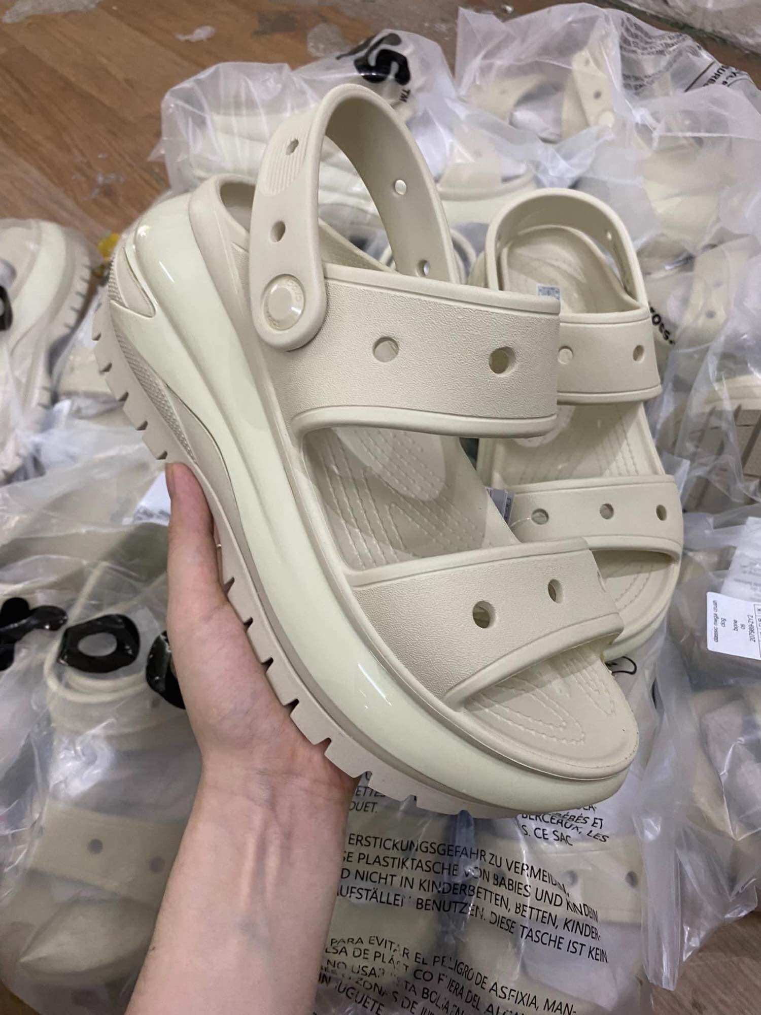   Xả hàng Sandal crocs crush viền bóng cao 9cm chính hãng tặng kèm charm gắn dép c.roc.s shoes  sục đi mưa thời trang nam nữ 