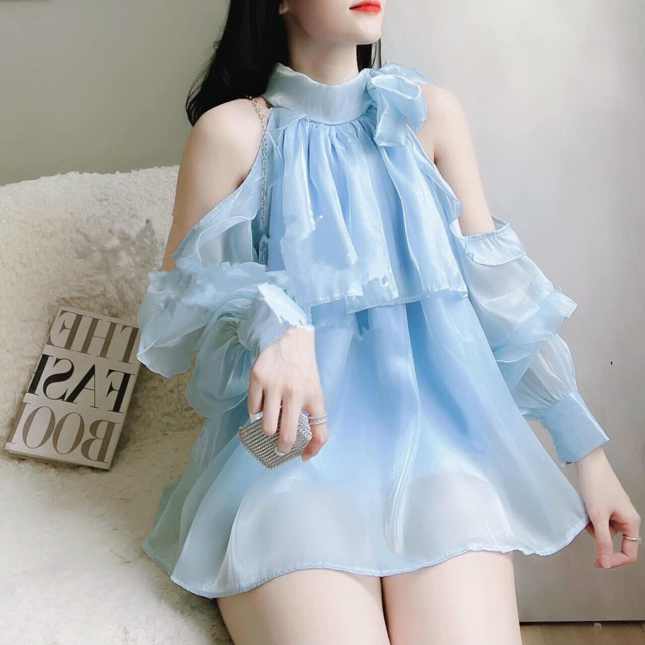 Set áo tay bồng rớt vai cổ yếm kèm quần short trắng nàng closet
