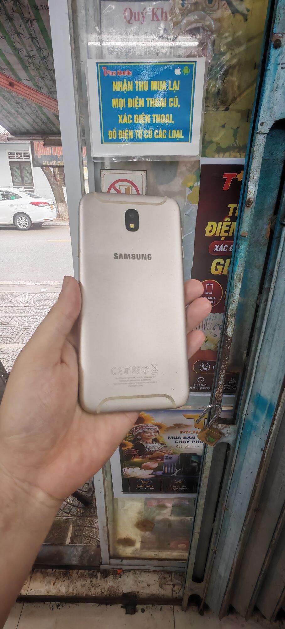 Samsung J7 Pro 600K at Shop t Plus Mobile, Hue City