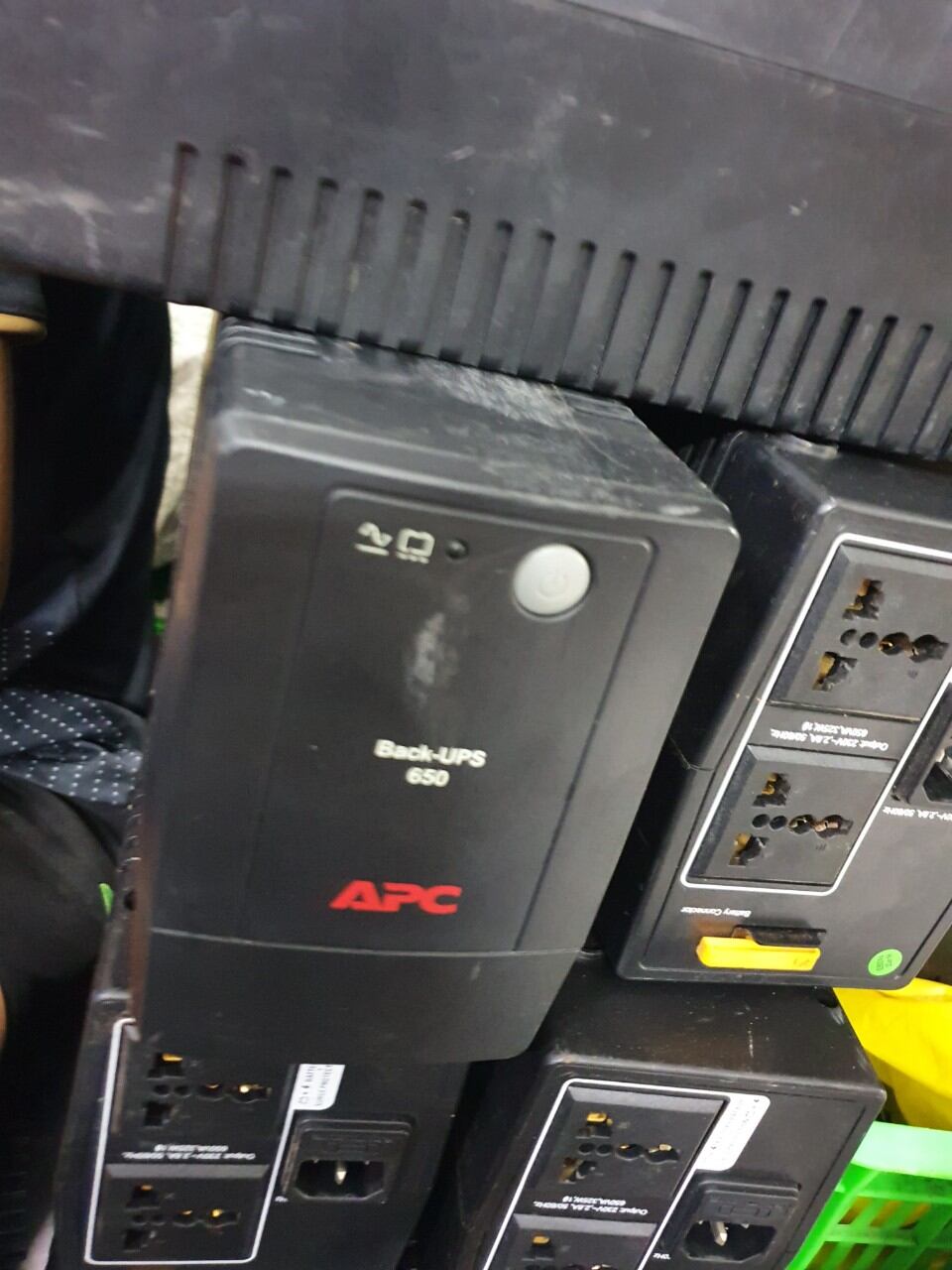 Bộ lưu điện apc rs500 , 650 từ 12v ra 220v 300w. giá 1 cái chưa dây chưa bình ác quy.