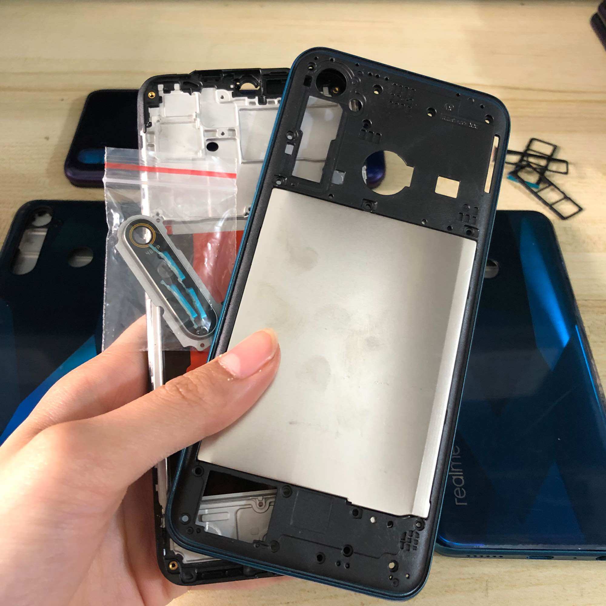 Bộ vỏ + sườn realme 5 pro zin hàng cao cấp.